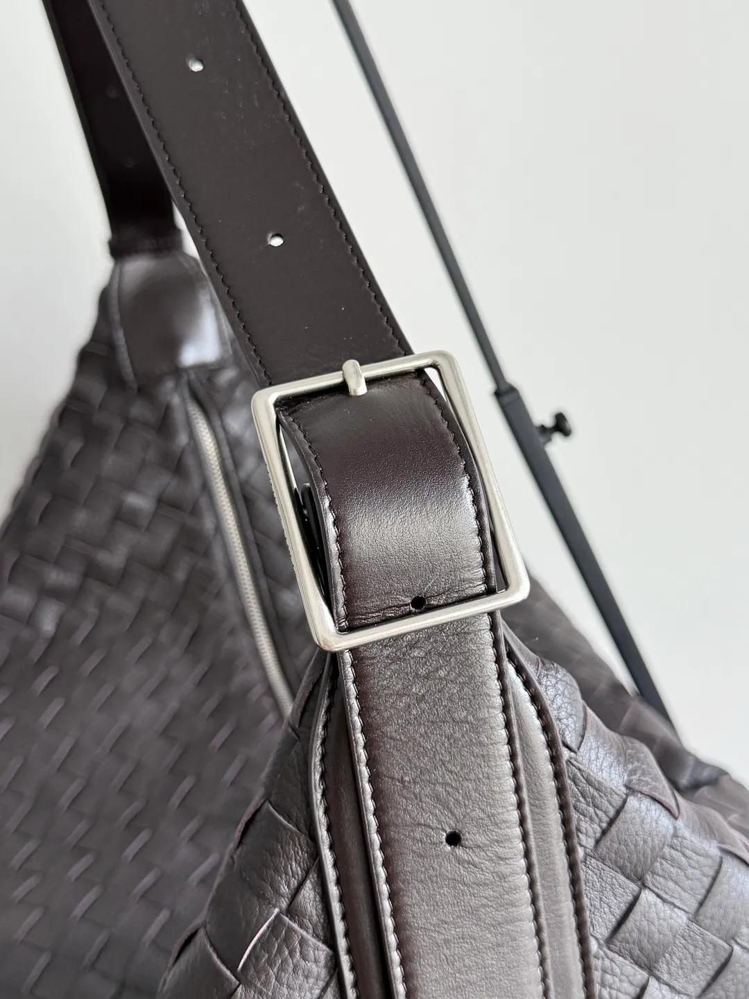 Batch 3280 BOTTEGA VENETA's new Traveler deerskin series is here! The travel season is coming soon, and I believe you must need a large-capacity and simple bag. This new Traveler is very in line with the current travel craze. The whole bag is designed with deerskin and is made of the highest quality leather. It feels tougher to the touch. The super large capacity is suitable for short trips. Traveling with friends and family does not require carrying heavy luggage. It is also very convenient for friends who often travel for work. You can carry two changes of clothes and a computer with you. It also comes with an adjustable shoulder strap to free your hands. Style number: 806976 Size: 58*46*10cm